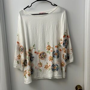 Chic Floral Embroidered Blouse in Cream